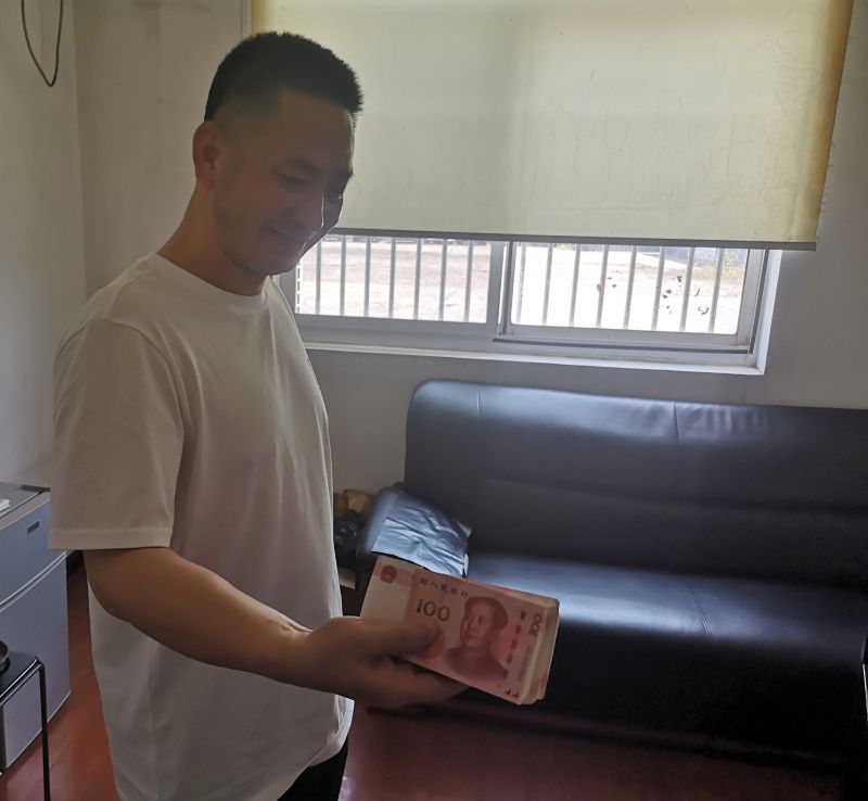 點贊！拾金不昧好的哥 萬元現(xiàn)金物歸原主